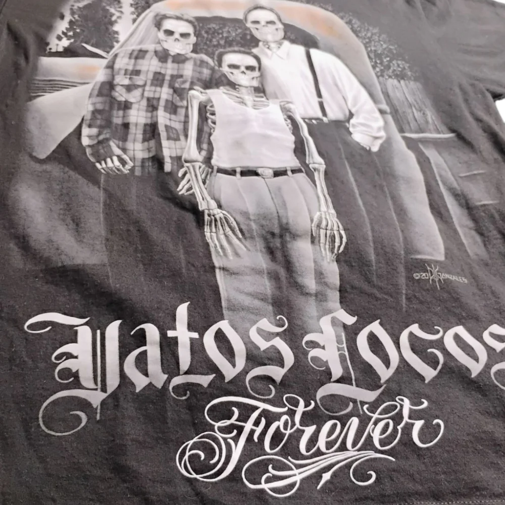 Men's Size Large Graphic T-Shirt Vatos Locos Forever DGA Mexican Skulls BLACK - Picture 7 of 8